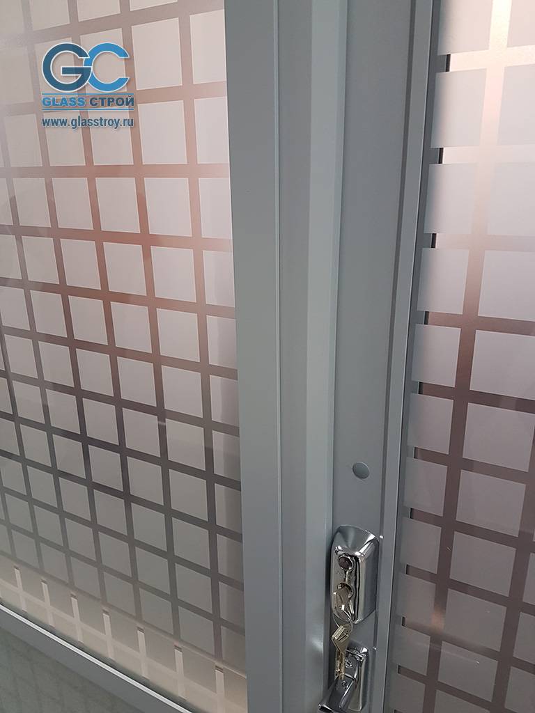 Матовые стеклянные каркасные перегородки и двери