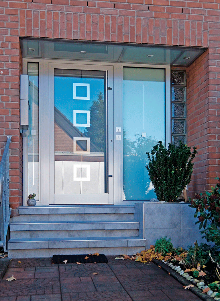 двери входные со стеклом современные