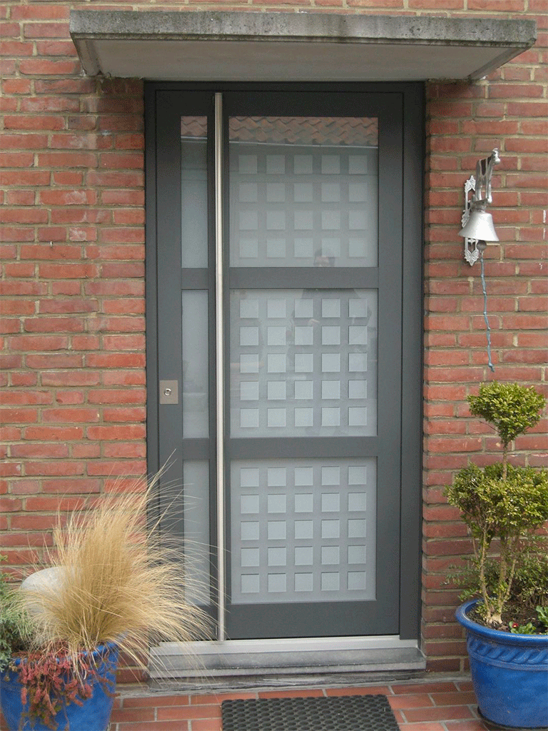 двери входные стеклянные из алюминия
