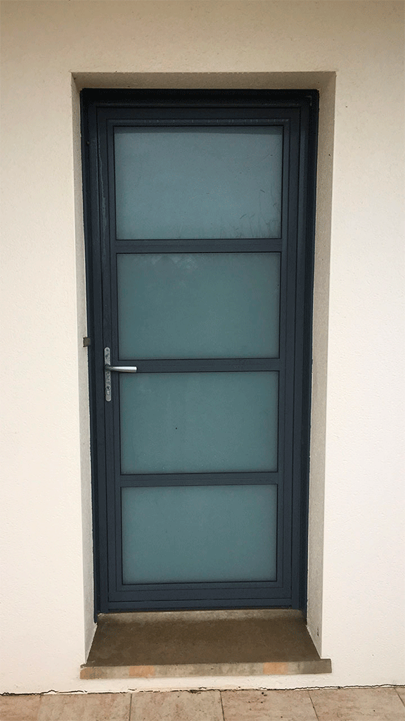  металлические двери со стеклом