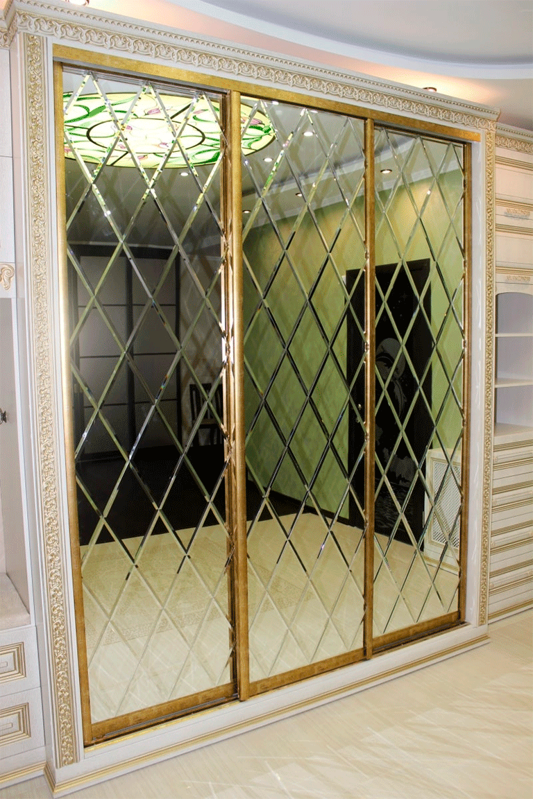  зеркальная дверь ромбами