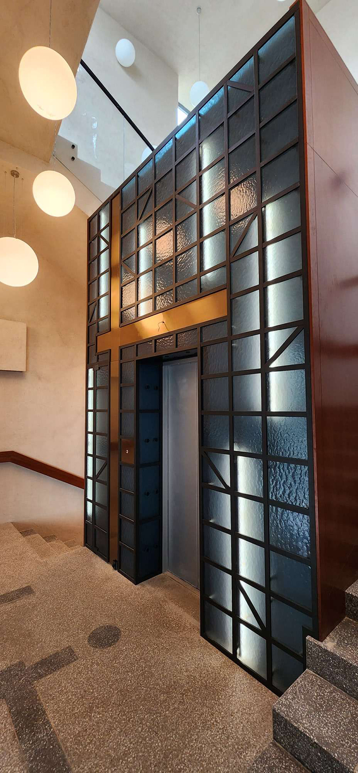 Оригинальное оформление лифта из стекла