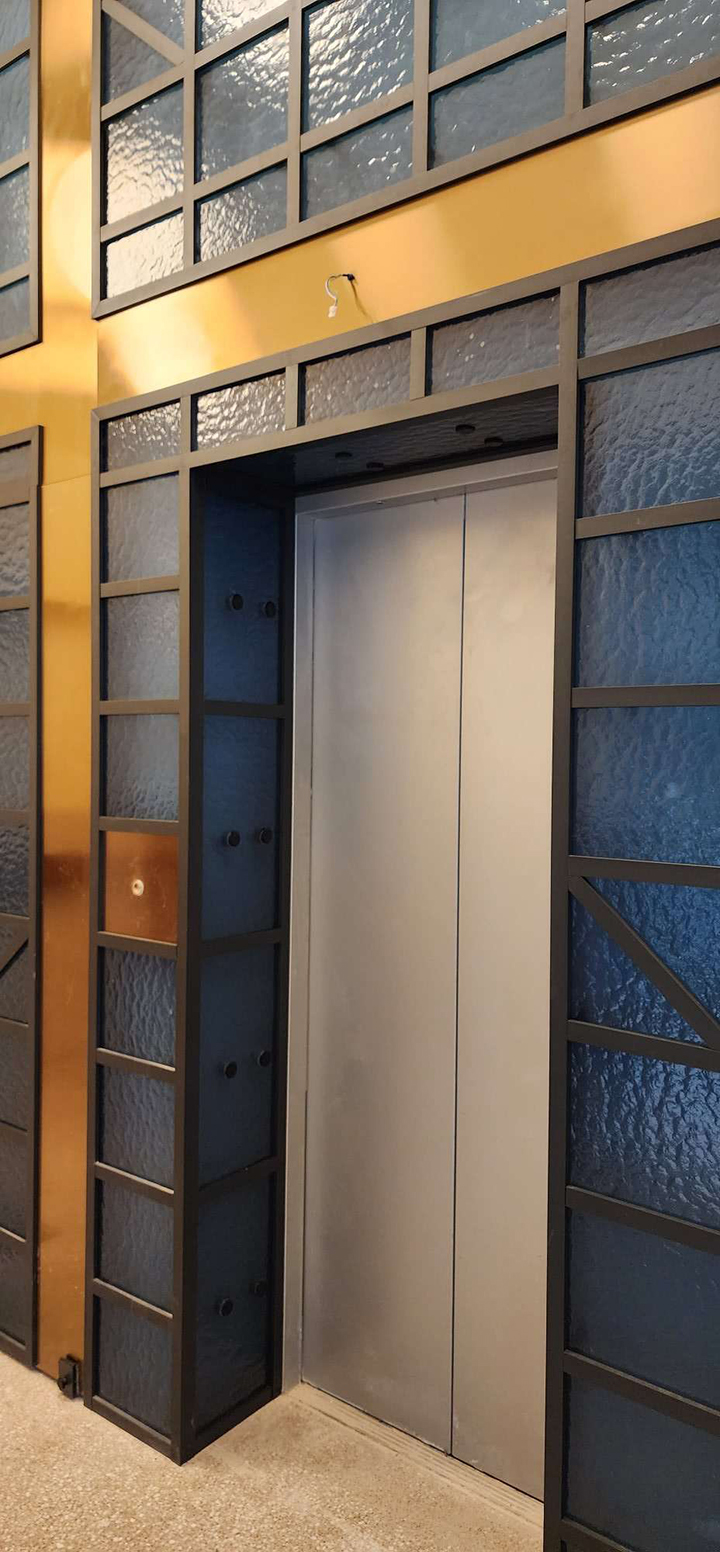 Вход в лифт