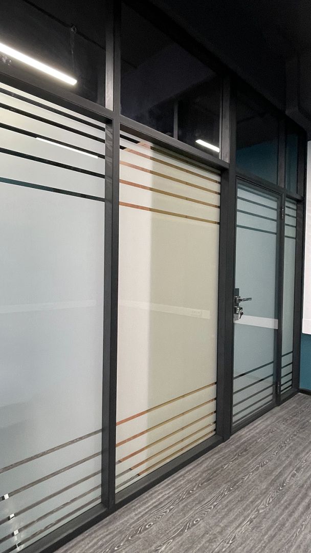 Перегородки из стекла в металлокаркасе