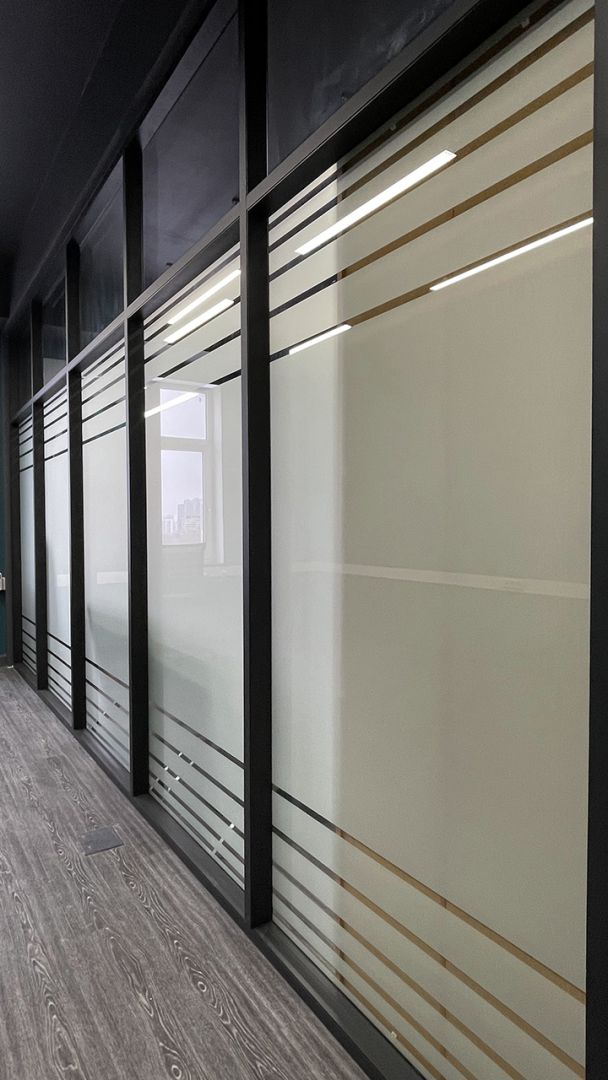 Стена в офисе из стеклянных перегородок