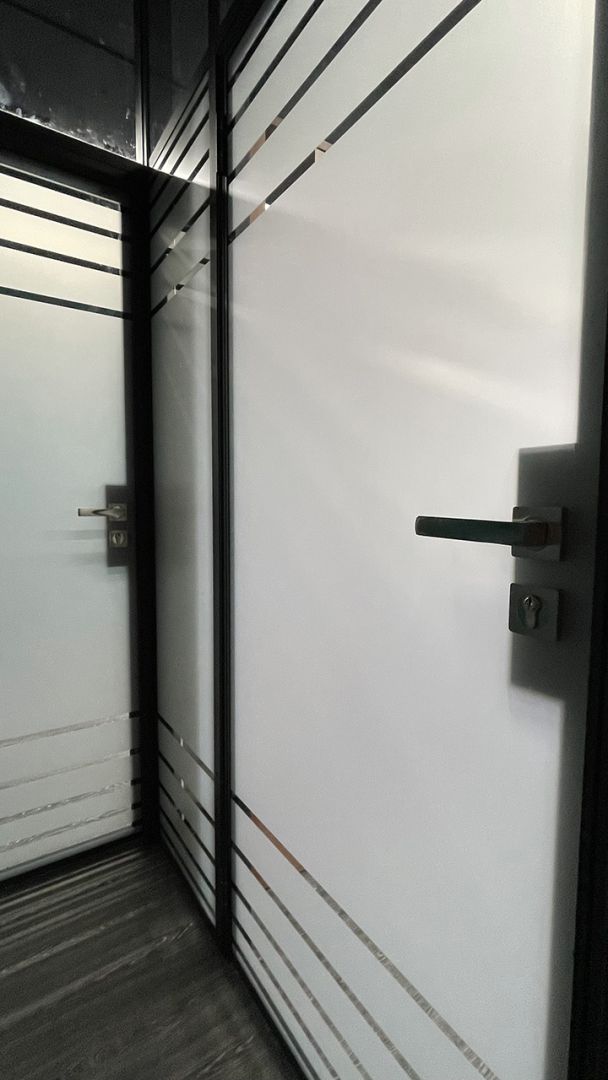 Непрозрачные двери и перегородки из стекла