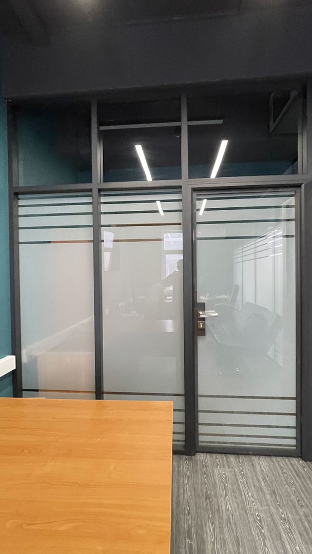 Интерьер кабинета за стеклянными перегородками