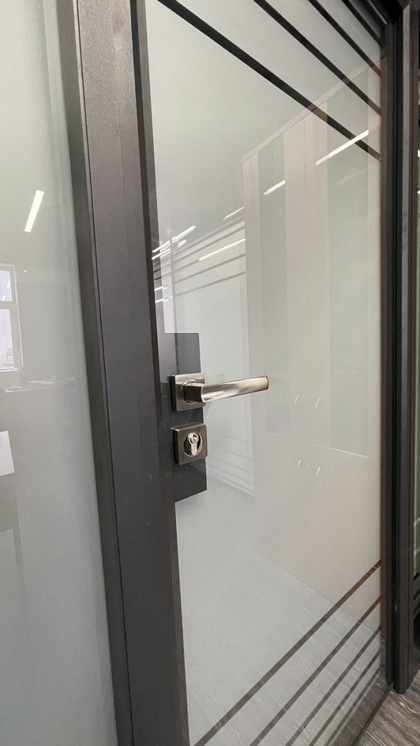 Дверь стеклянная с фурнитурой из нержавейки