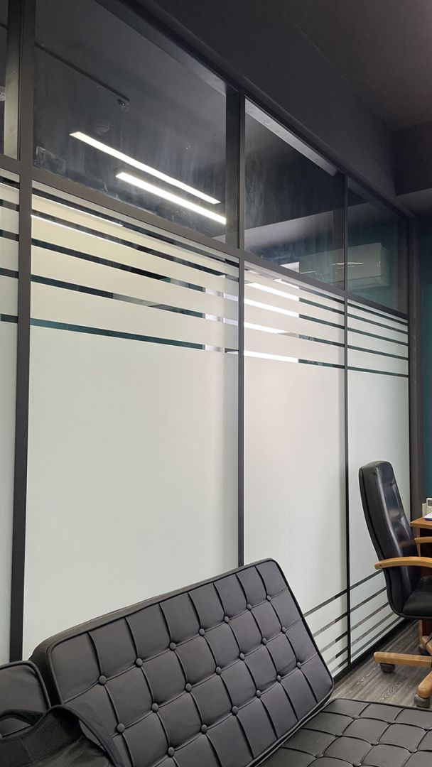 Стеклянная стена в офисе