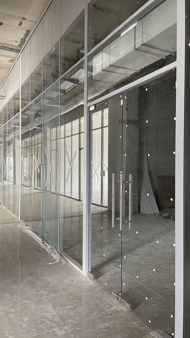Прозрачные перегородки - установка в офисе