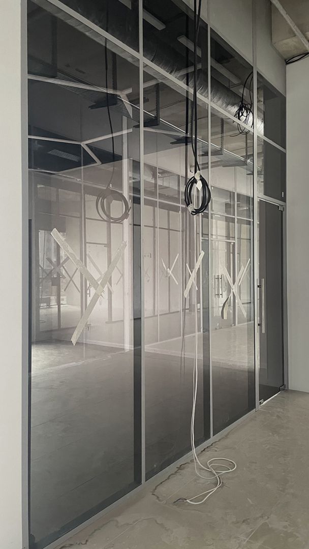 Монтаж стеклянных перегородок в офисе