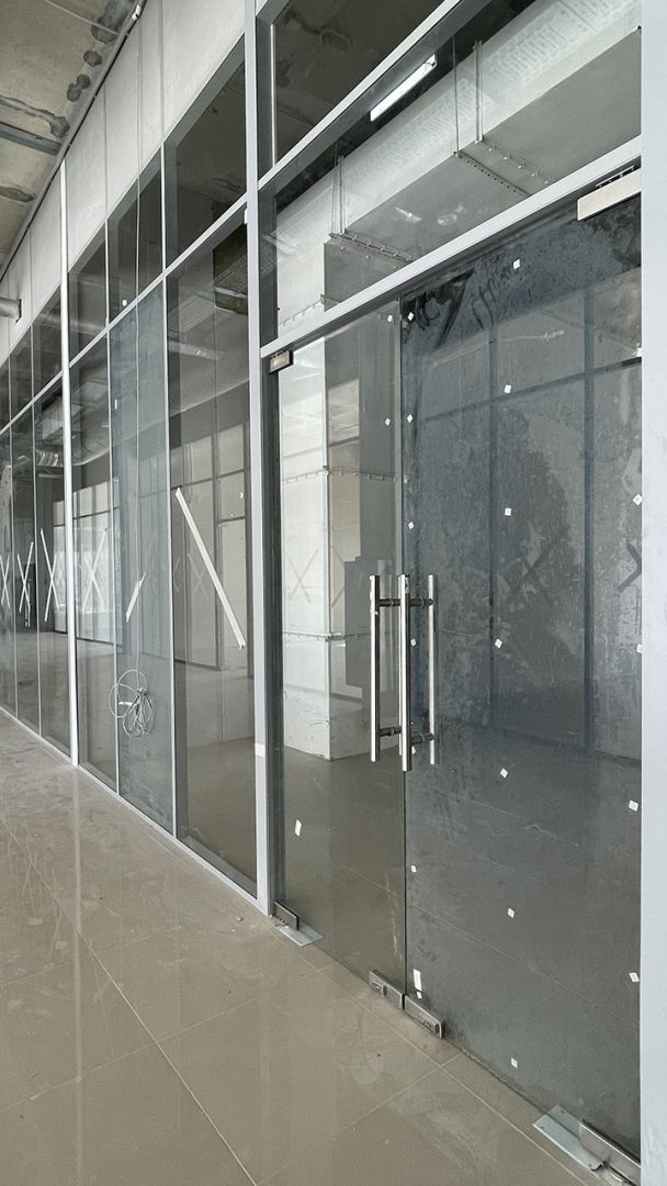 Установка прозрачных дверей и перегородок для офиса