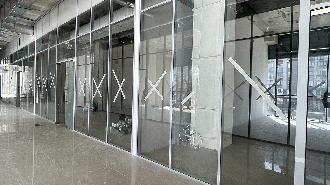 Перегородки из стекла - монтаж в офисе