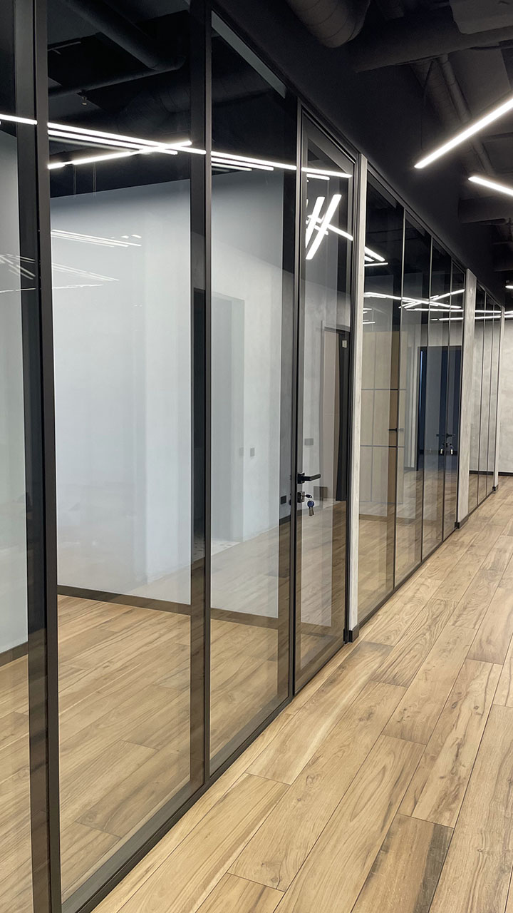 Черные каркасные перегородки со стеклом