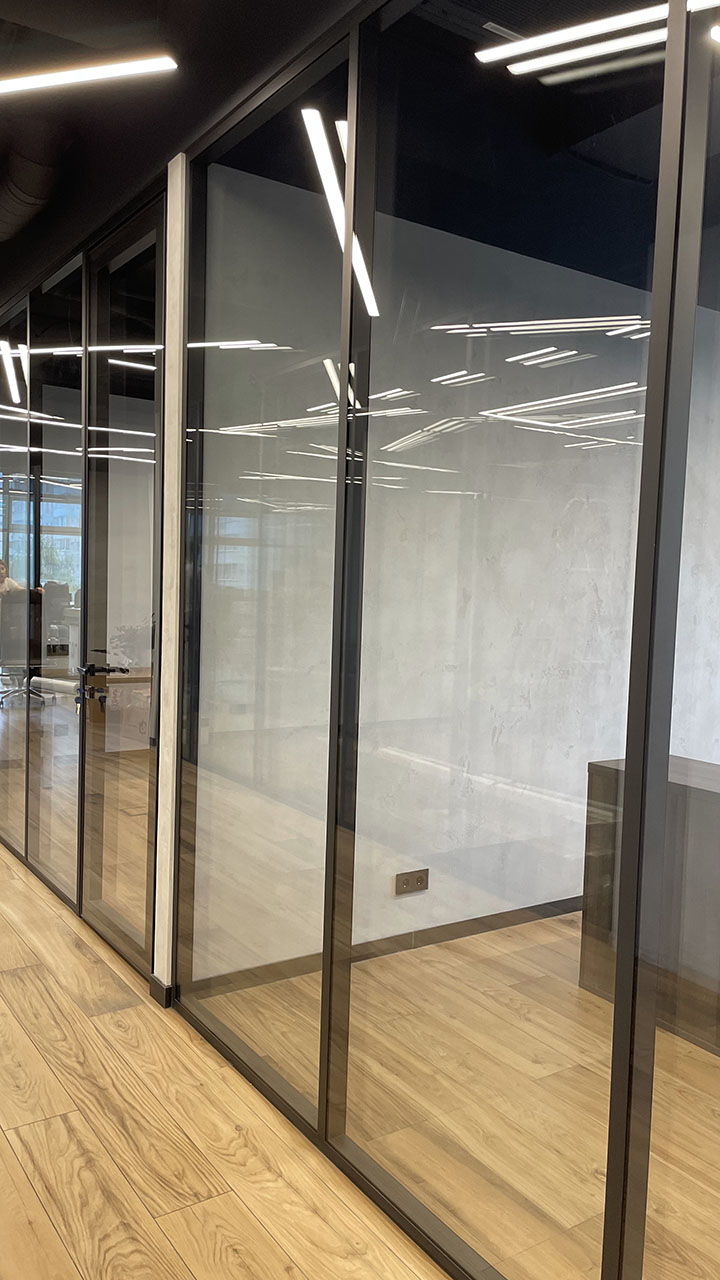 Стеклянные перегородки в черном каркасе