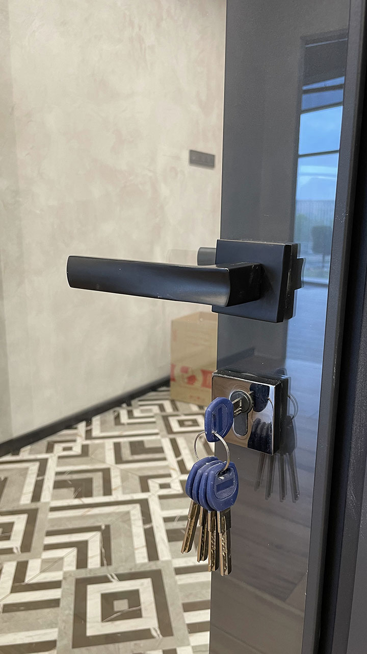 Ручка с замком для каркасной стеклянной двери