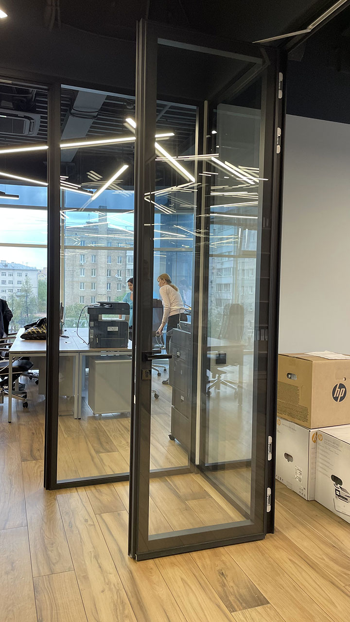 Черные перегородки в офисе