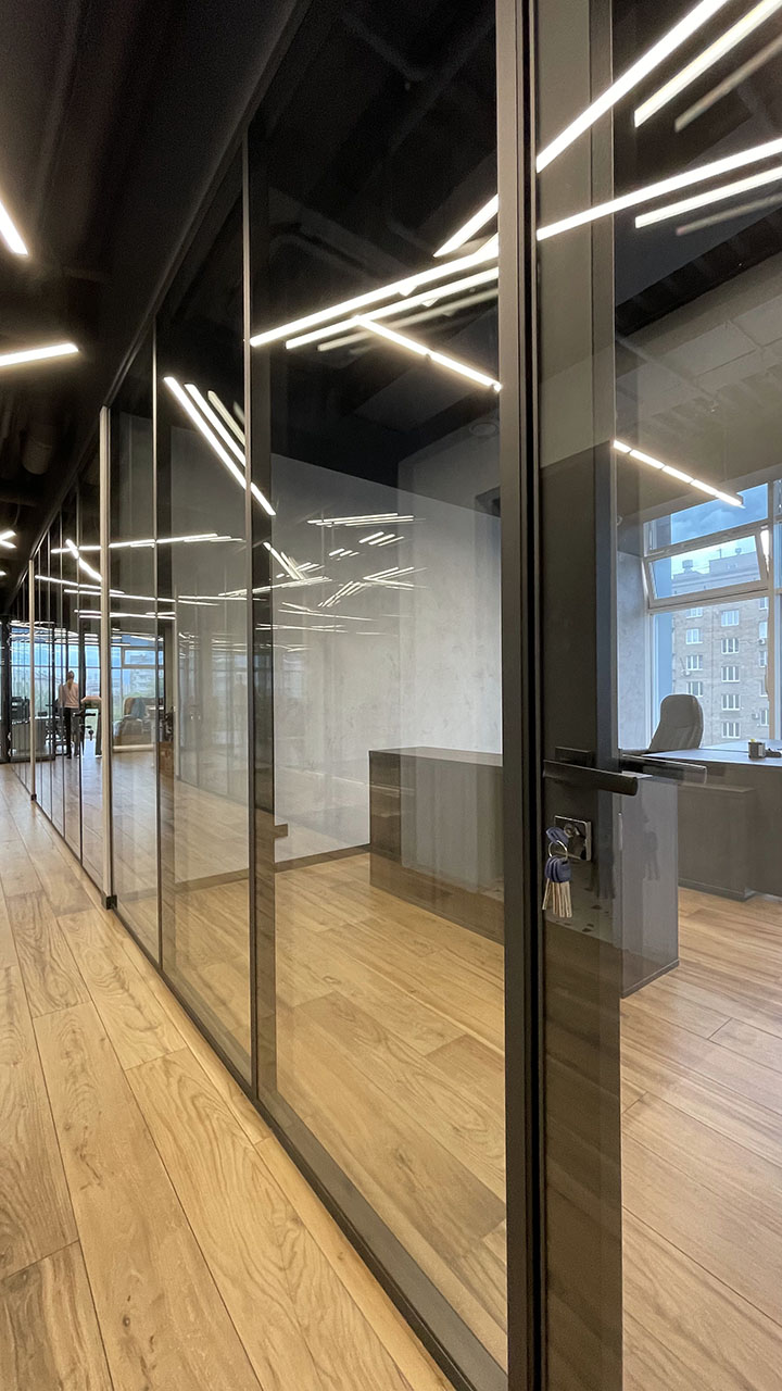 Стеклянная стена в офисе