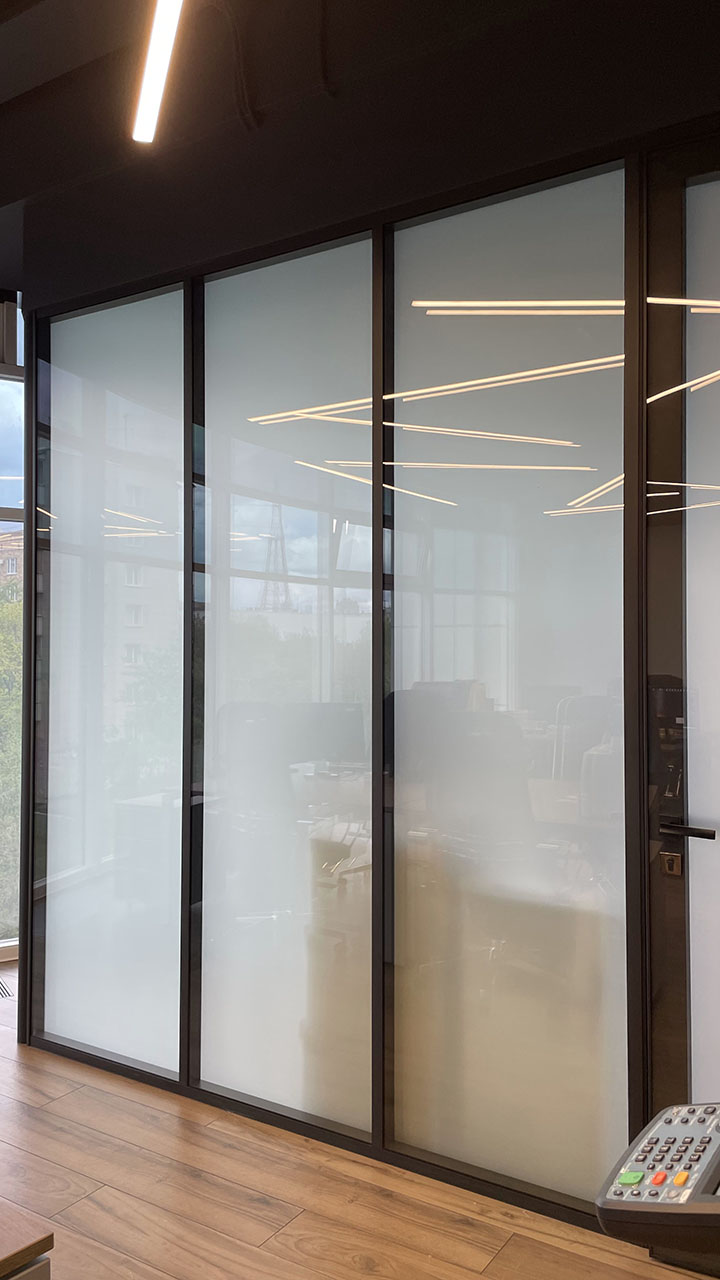 Черные перегородки с матовым стеклом