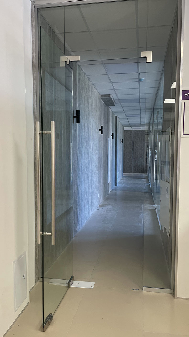 Перегородка и дверь цельностеклянные в коридор офиса