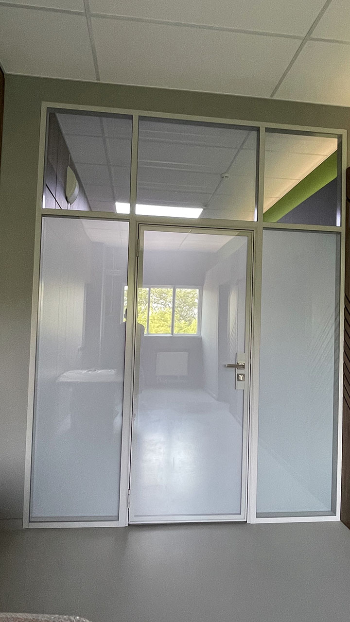 Алюминиевая дверь и перегородки со стеклом