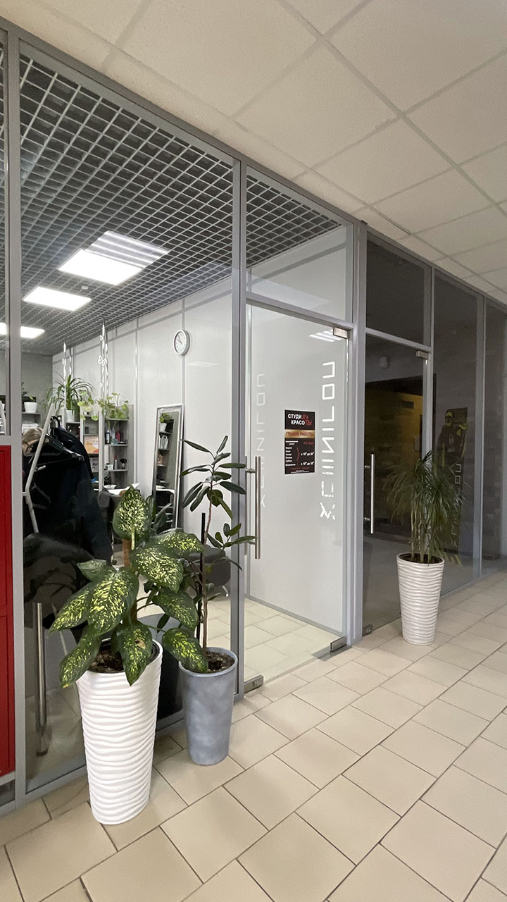 Прозрачные перегородки и двери в интерьере салона красоты