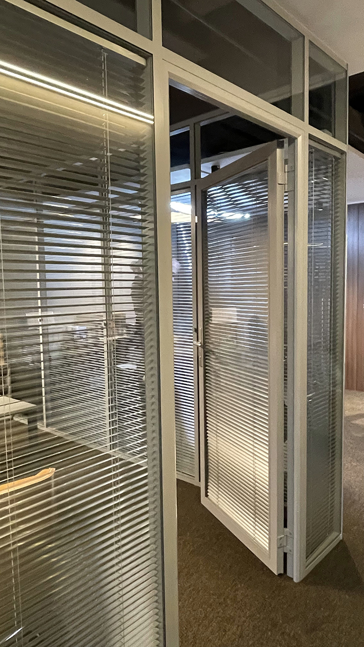 Двери и перегородки в офисе из стекла