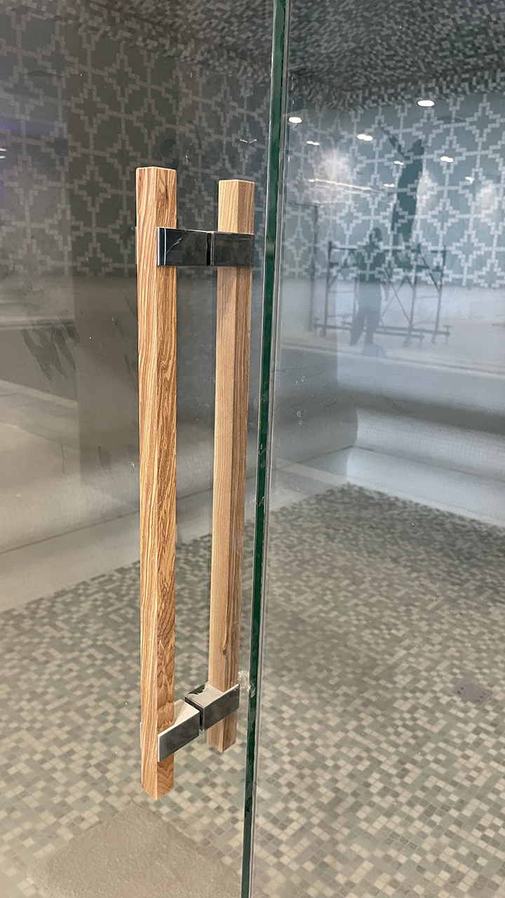 Деревянная ручка стеклянной двери