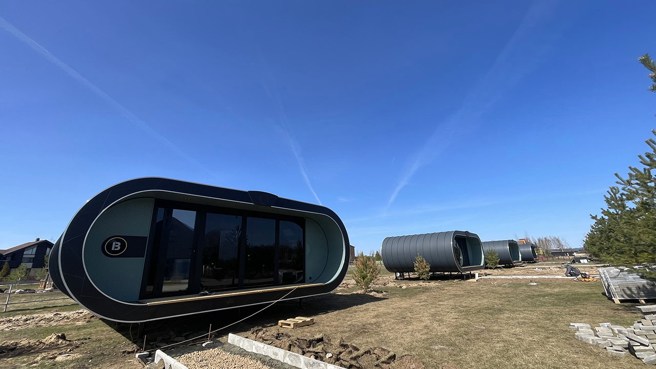 Дома с панорамными стеклянными дверьми и перегородками