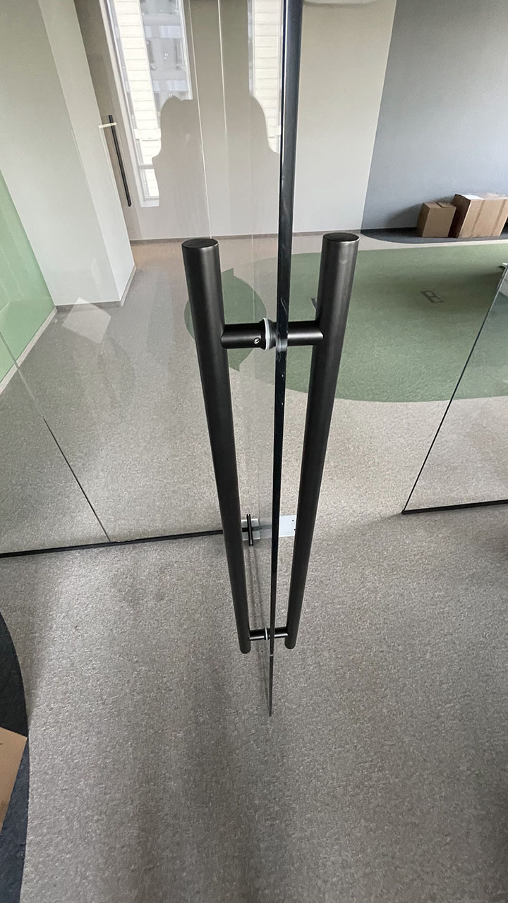 Черная ручка вертикальная для стеклянной двери