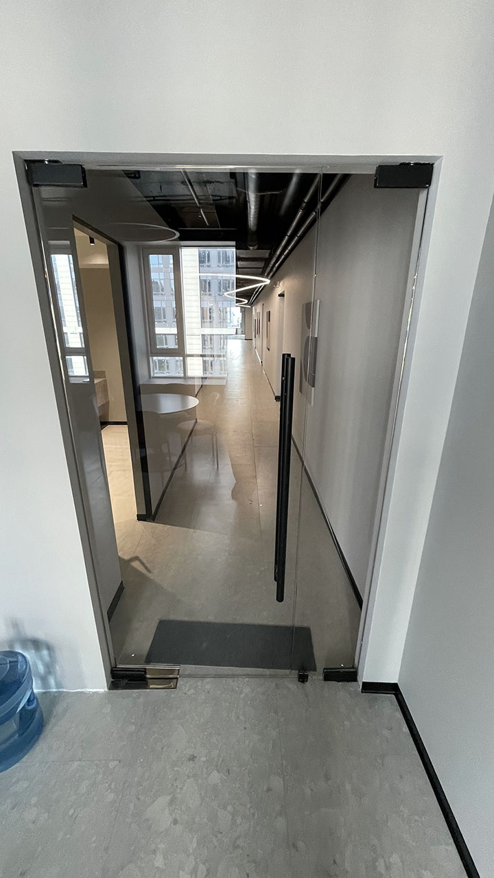Перегородка и дверь из стекла для коридора