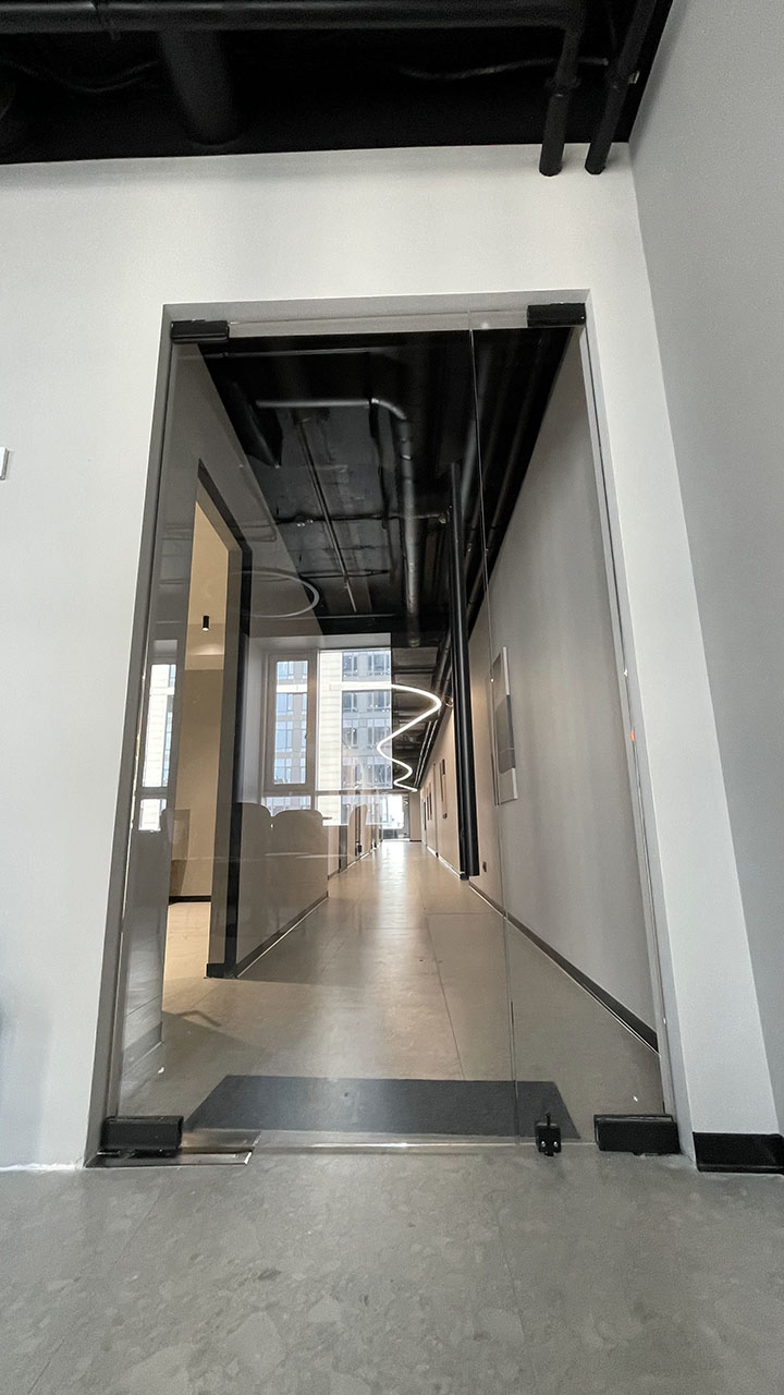 Прозрачная дверь для коридора