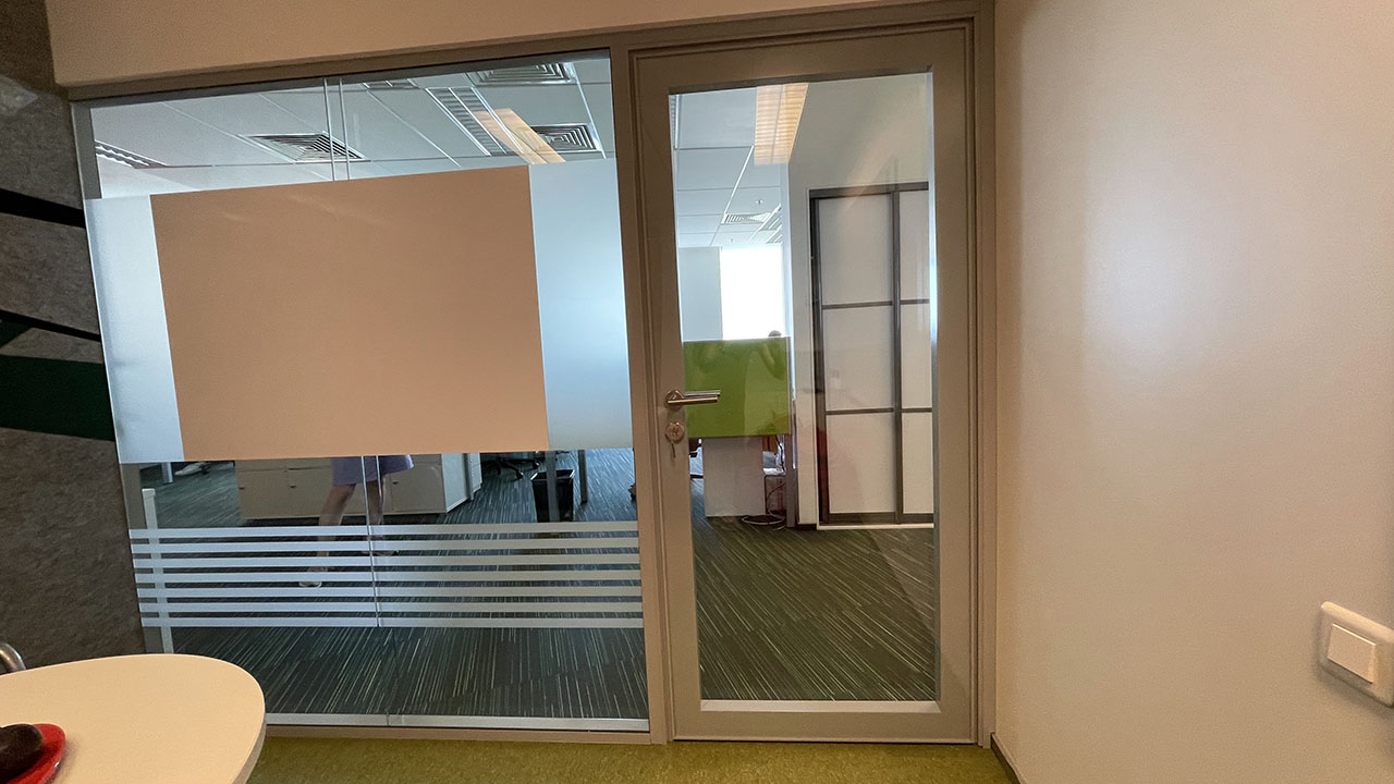 Прозрачная дверь и перегородка для кабинета