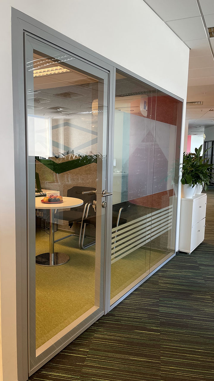 Дверь и прозрачная перегородка в офисе