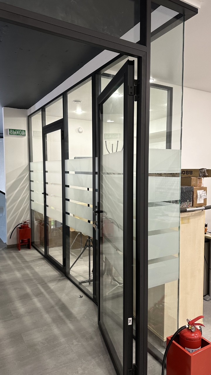 Стеклянные перегородки и двери с алюминиевым каркасом