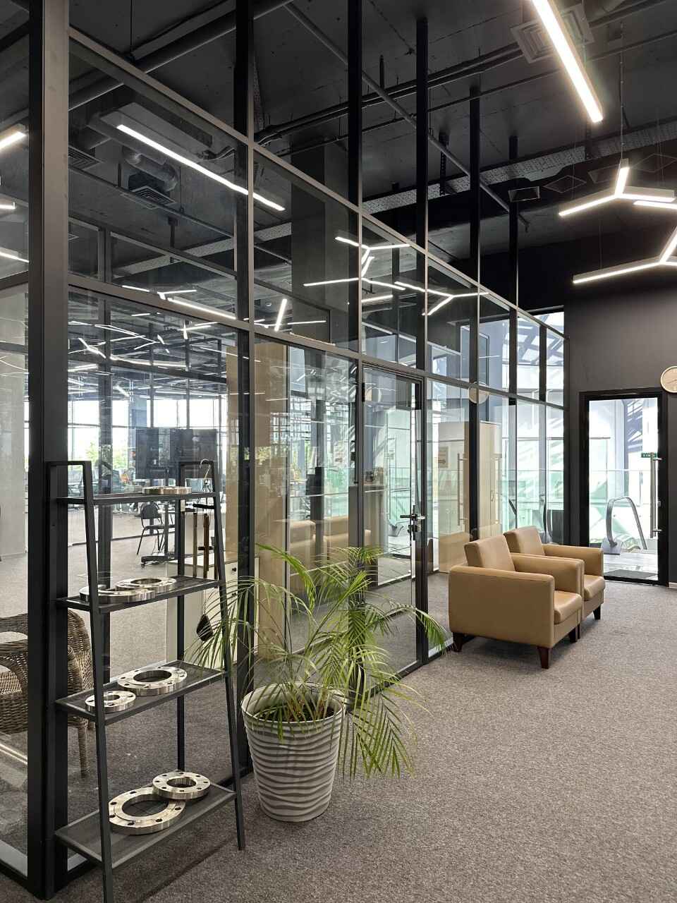 Каркасные стеклянные перегородки монтаж