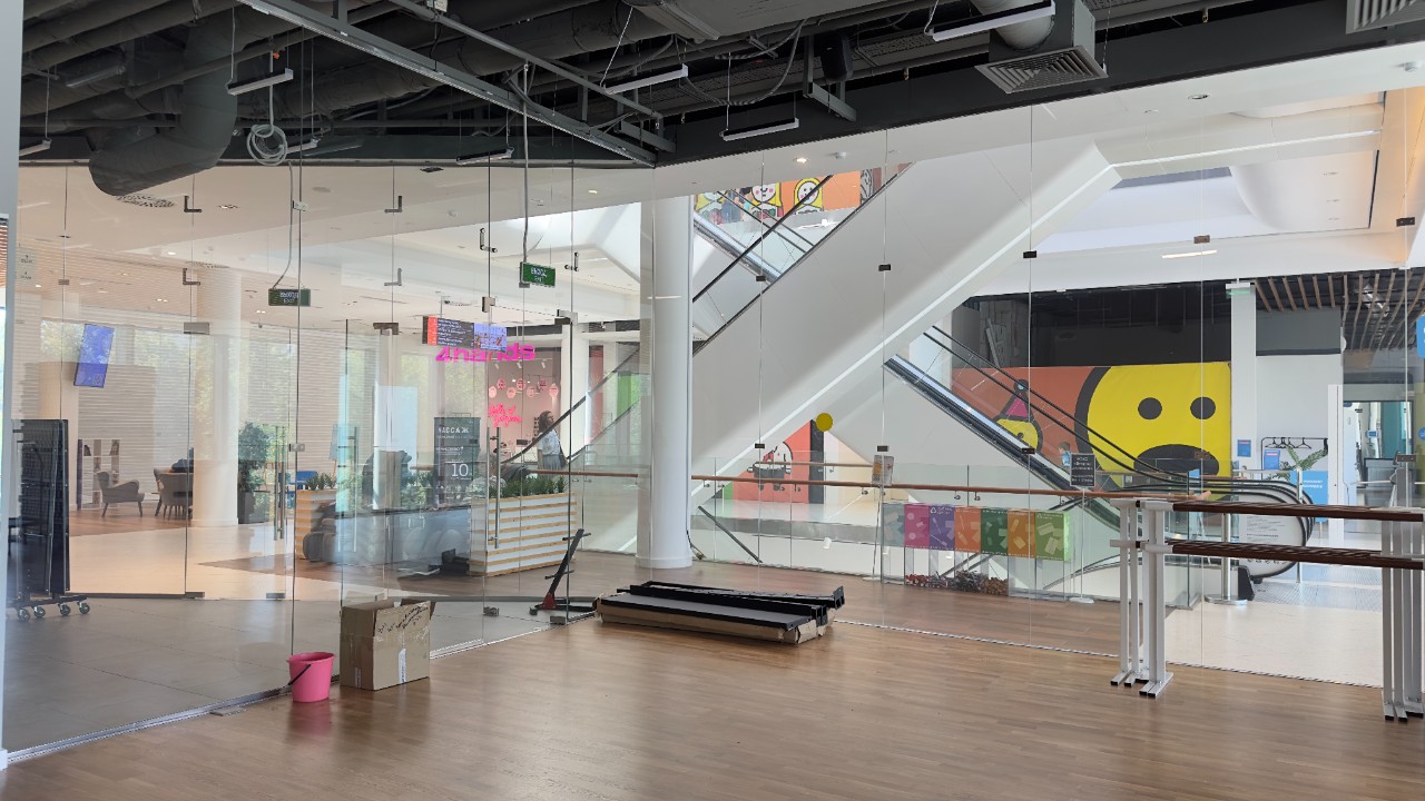 Стеклянное ограждение эскалаторов