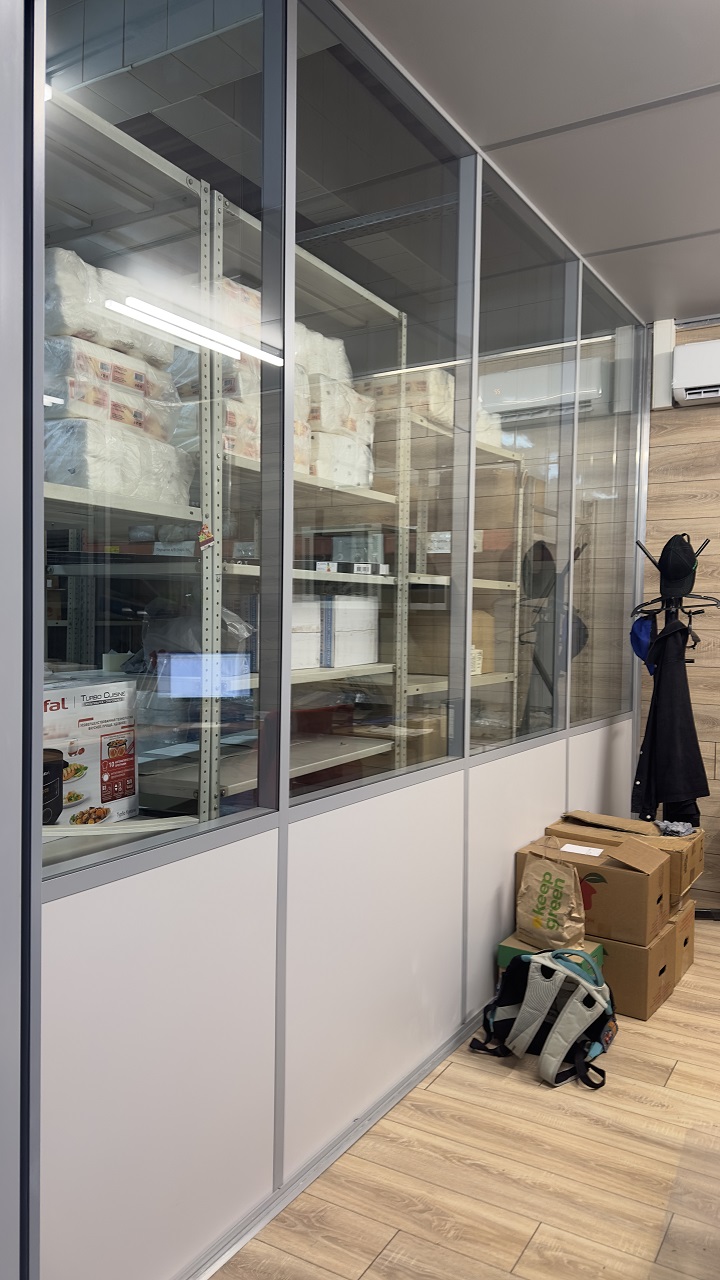 Стеклянные перегородки с алюминиевым каркасом