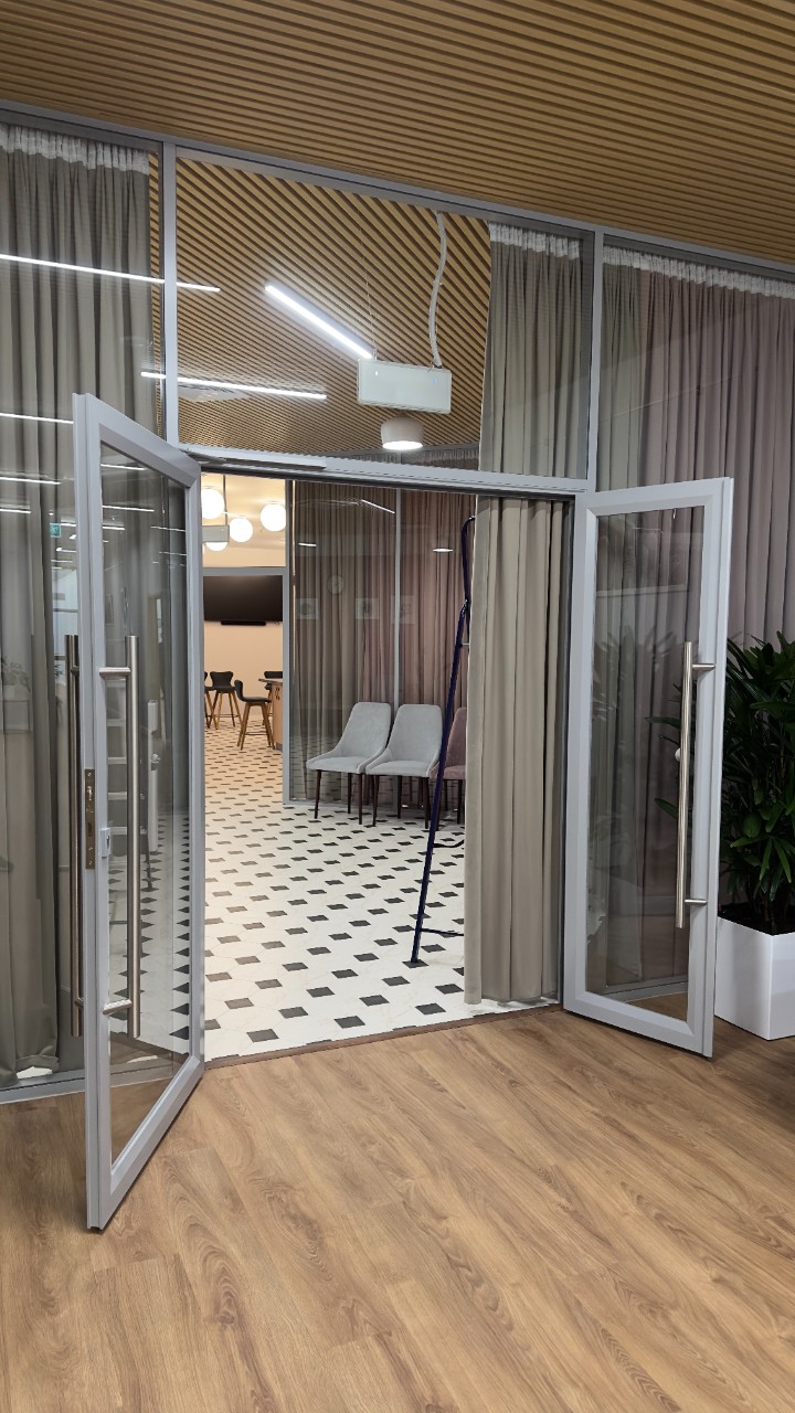 Алюминиевые перегородки для больших пространств