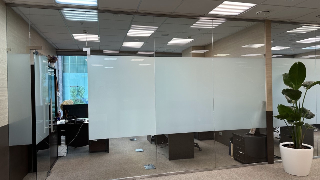 Перегородки из матового стекла с плёнкой