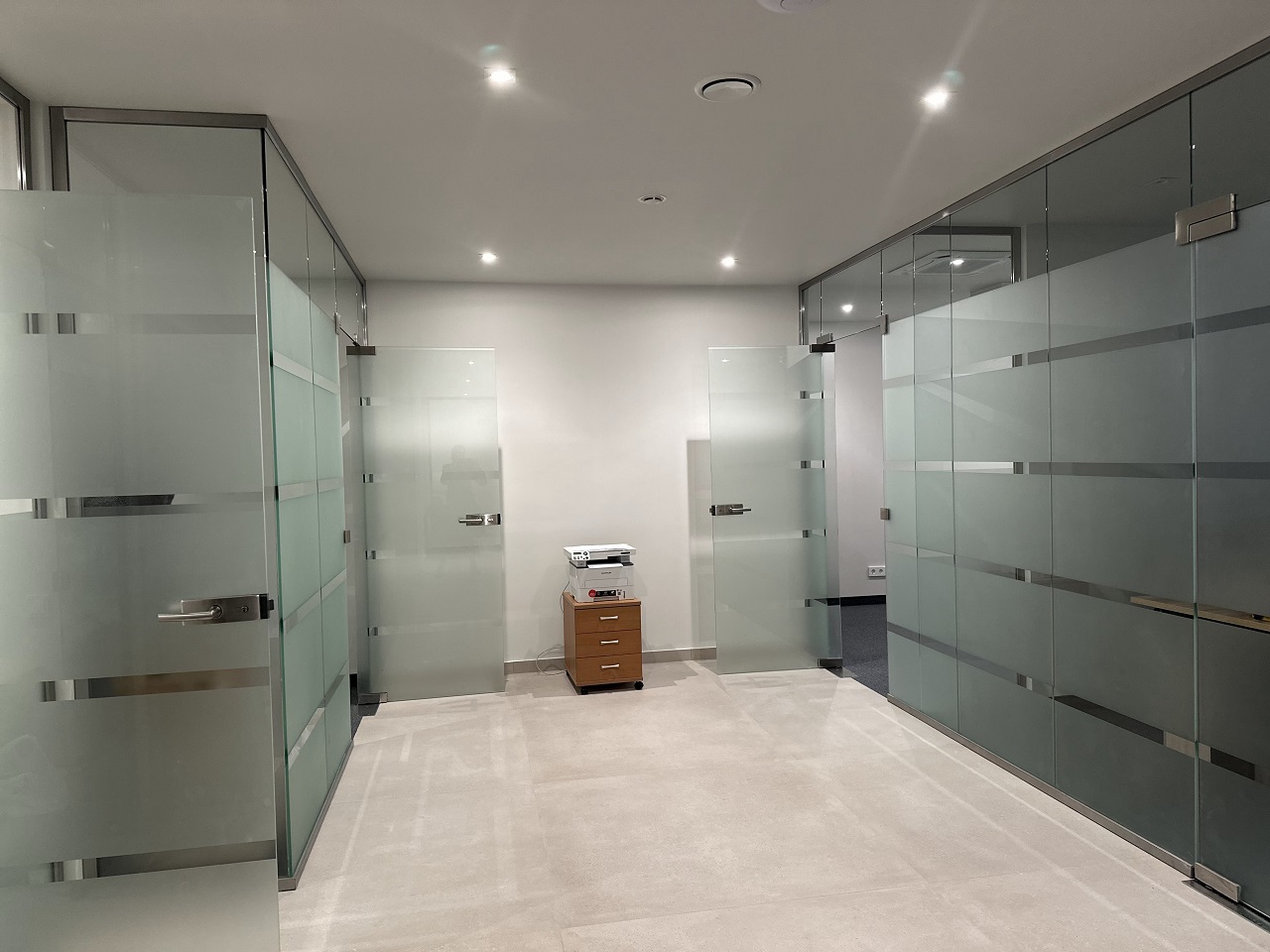 Стационарные бескаркасные перегородки для офиса