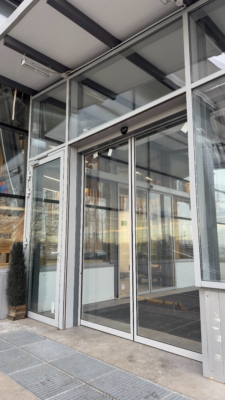 Вход из анодированного профиля