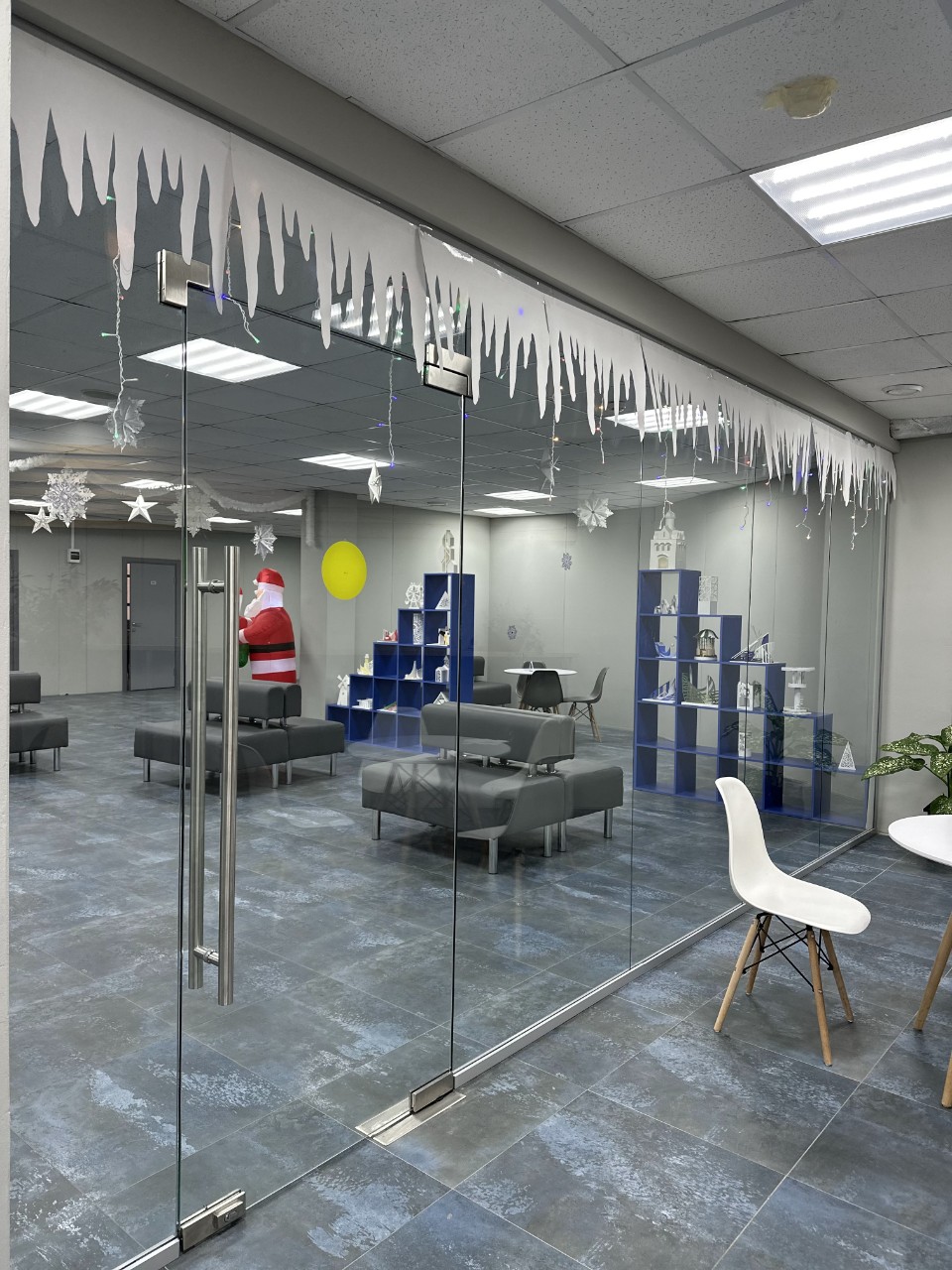 Декоративное стеклянное ограждение для кафе