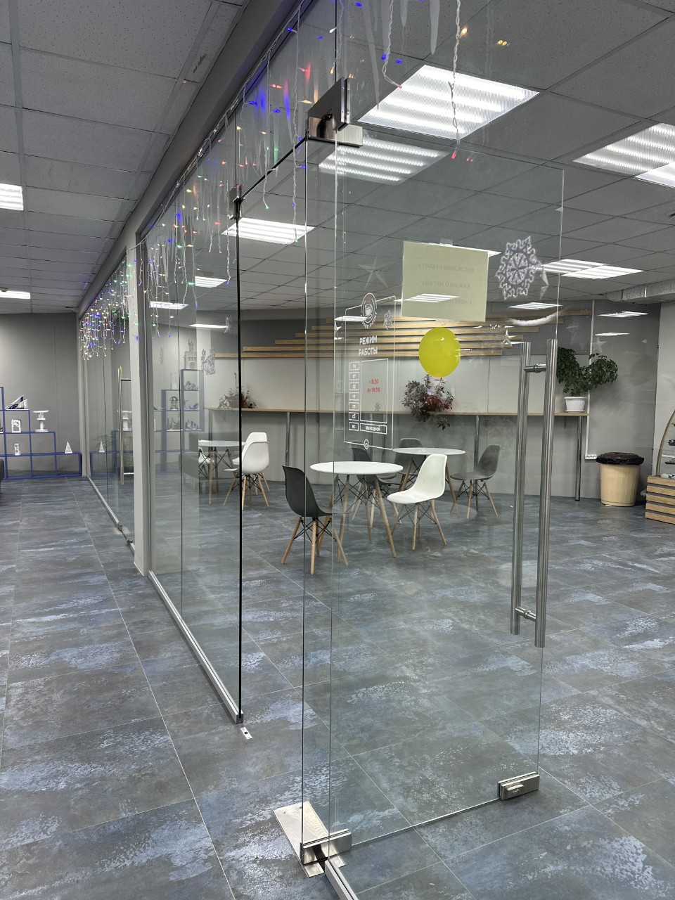 Декоративные стеклянные ограждения для кафе