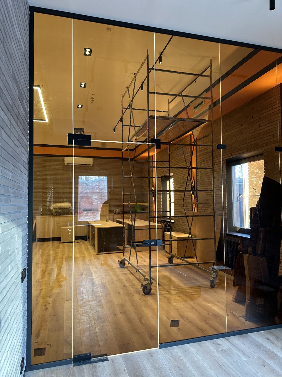 Монтаж стеклянной перегородки