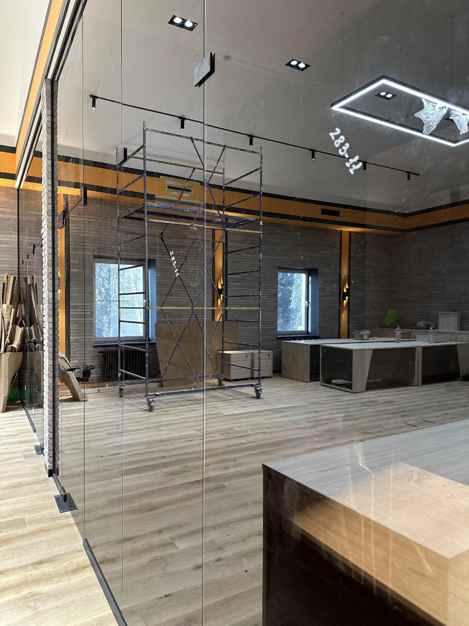 Монтаж стеклянных перегородок