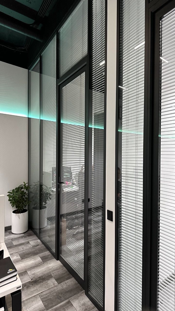Каркасные стеклянные перегородки со встроенными жалюзи