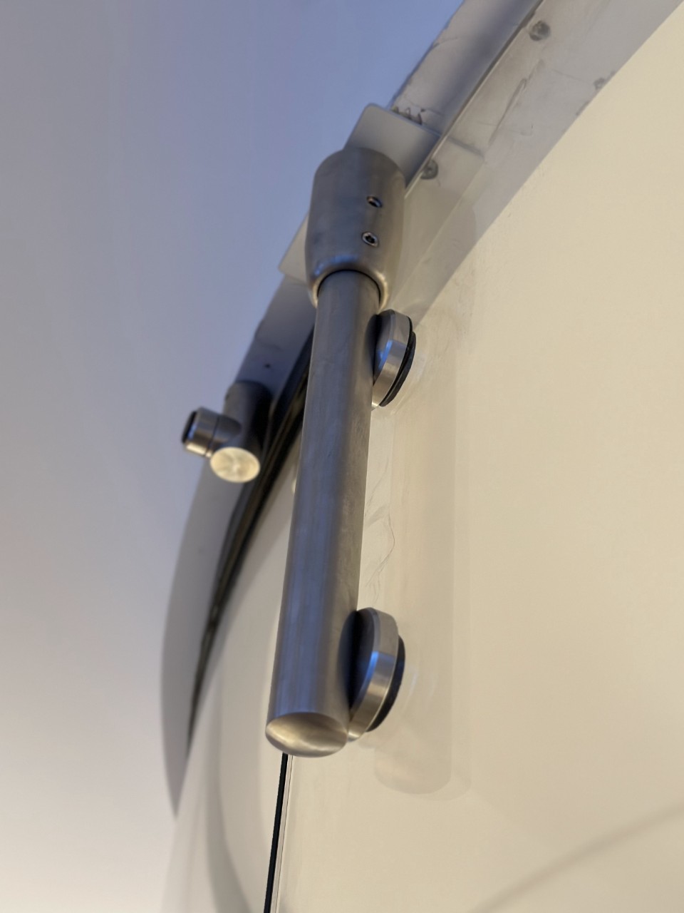 Крепёж стеклянных ограждений