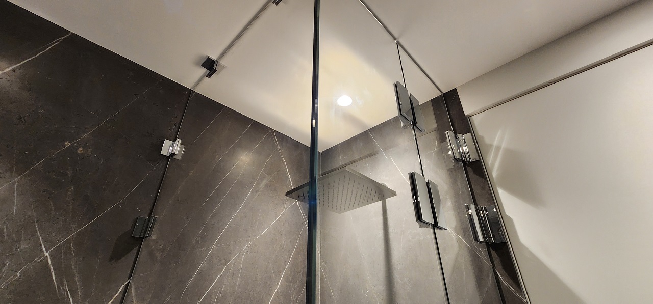 Стеклянные душевые перегородки монтаж