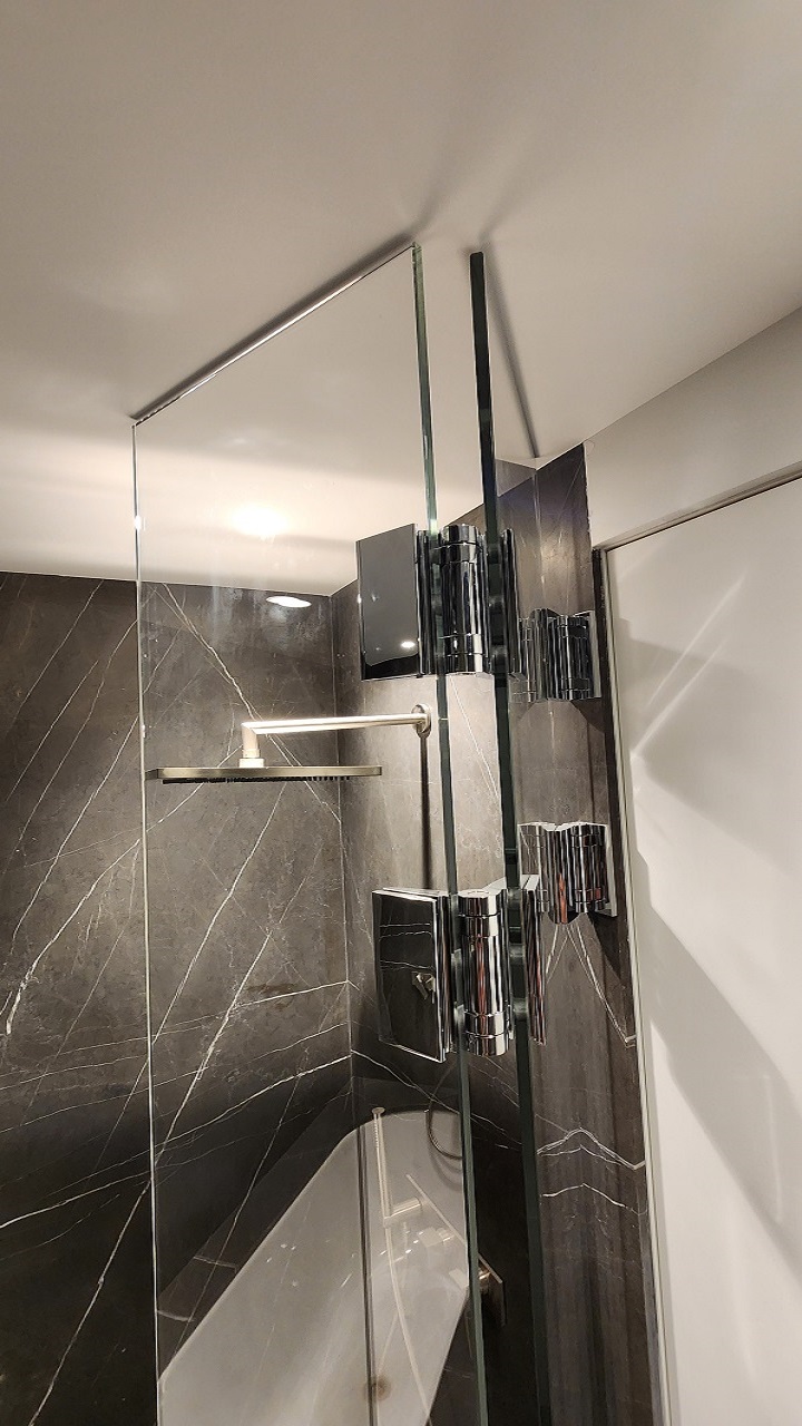 Стеклянная перегородка для ванной комнаты